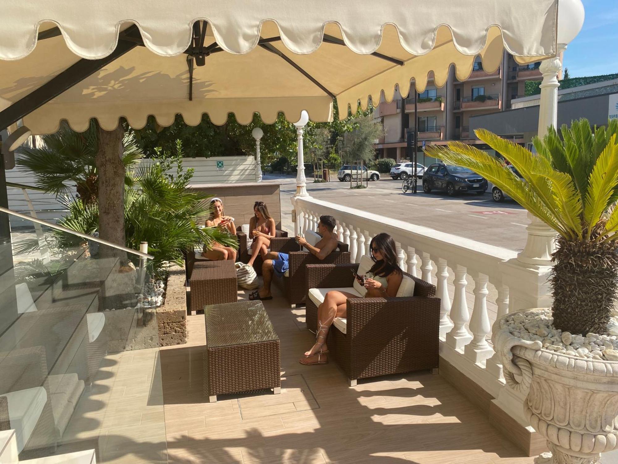 Hotel Caesar Paladium Римини Экстерьер фото