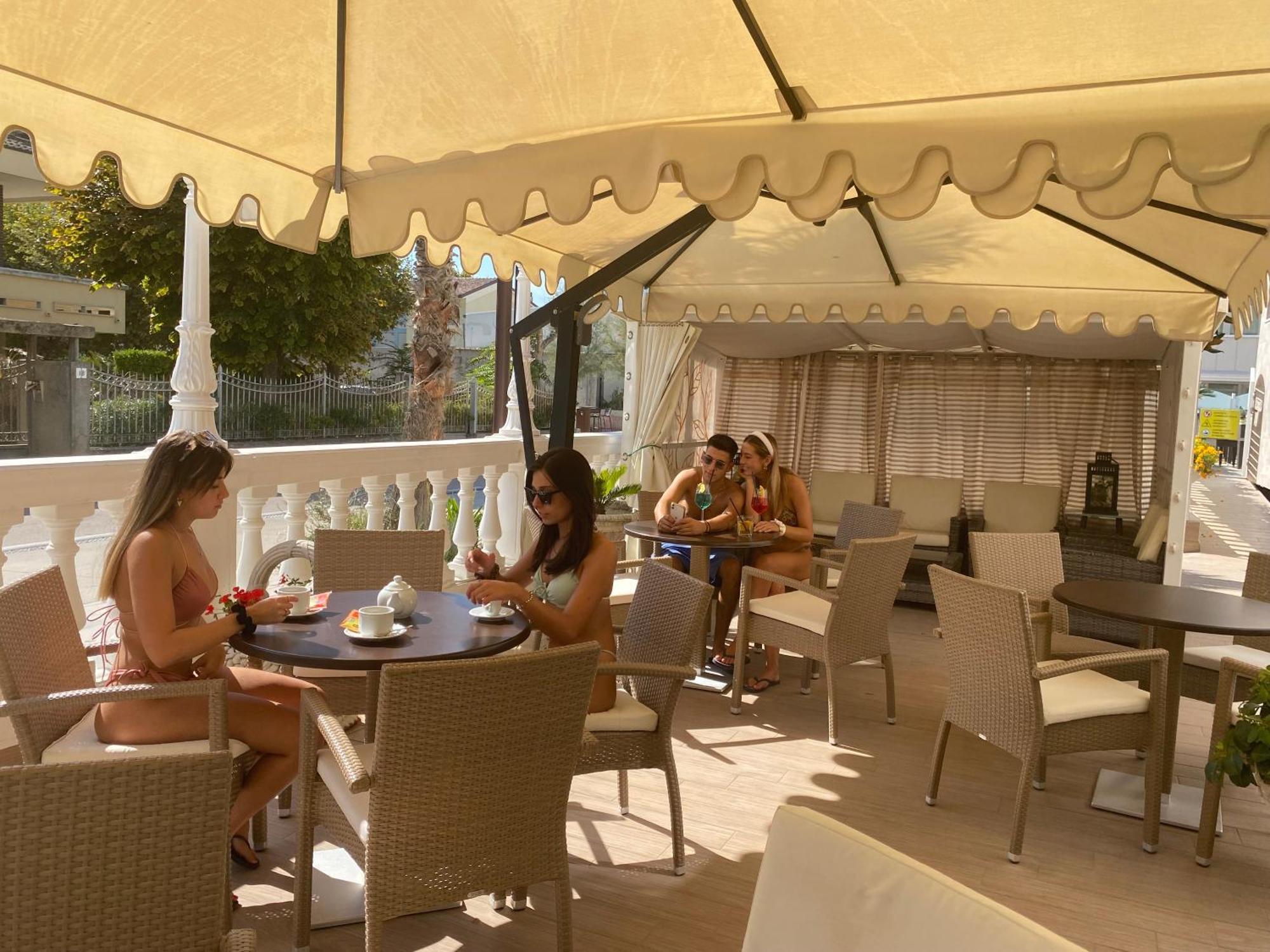 Hotel Caesar Paladium Римини Экстерьер фото